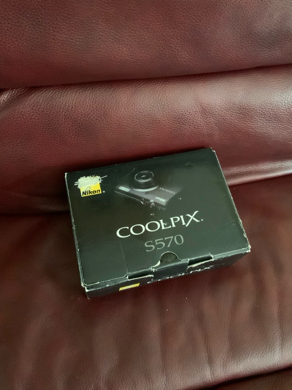 Nikon Coolpix S570 digital camera complete + SD card. Cosmetic scratches present
